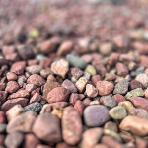 Detaljbild på Älvdal Natur dekorsten i röda och jordnära toner