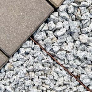 Vit Granit Dalmatin mellan markplattor i modern utemiljö