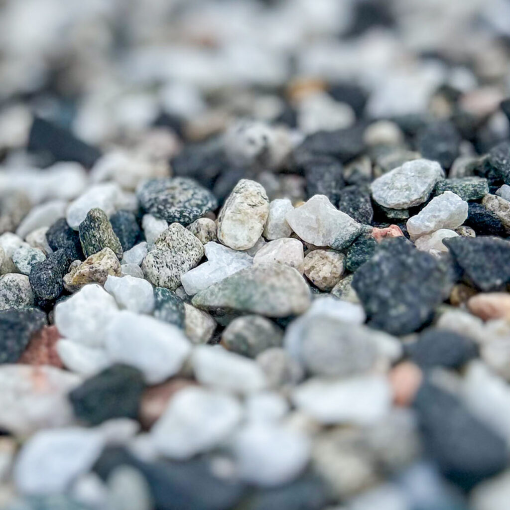 Detaljbild på dekorsten med blandade naturtoner och mindre fraktion