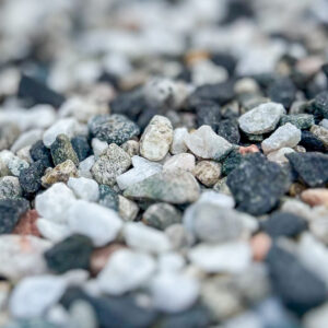 Detaljbild på dekorsten med blandade naturtoner och mindre fraktion
