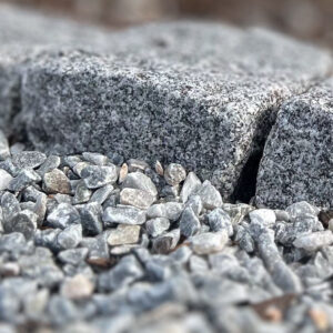 Pärlgrå dekorsten intill granitkant med naturliga grå toner
