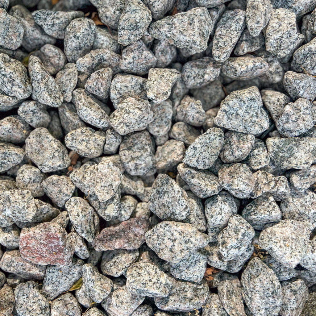 Grå Tumlad Svensk Granit med naturliga grå toner och rundad struktur